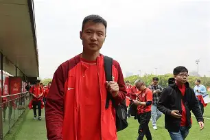  离谱！尼斯队长鼓劲今晚上海久事备战中超，里尔今晚临场应变